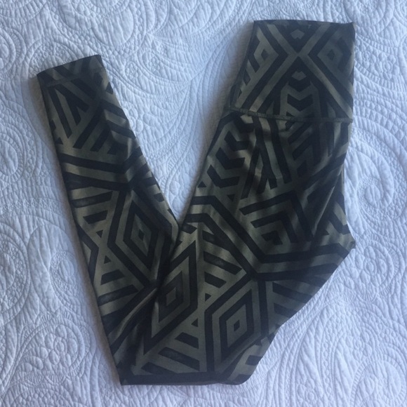 Lulu 🍋 wunder under yoga pants - Picture 3 of 5